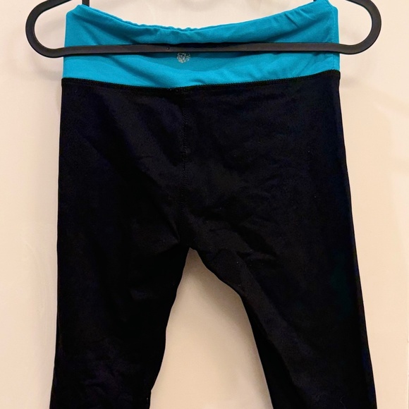 Cotton On Body Capri Leggings in Small - Picture 2 of 4